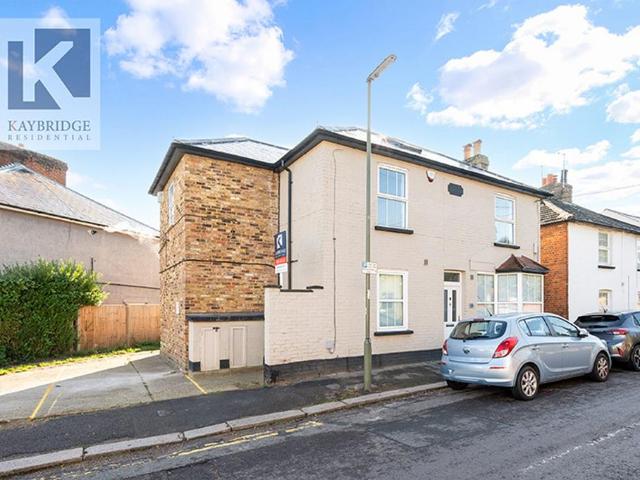 Flat for sale in Woodcote, Epsom