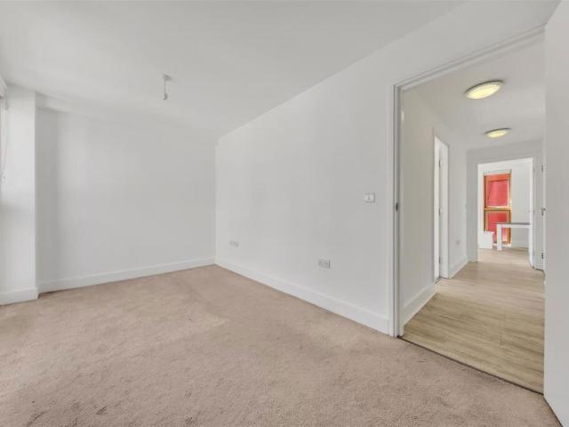 Flat for sale in Isle Of Dogs, Greater London