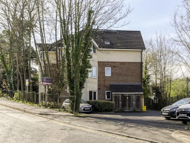 Flat for sale in Hillview, Surrey