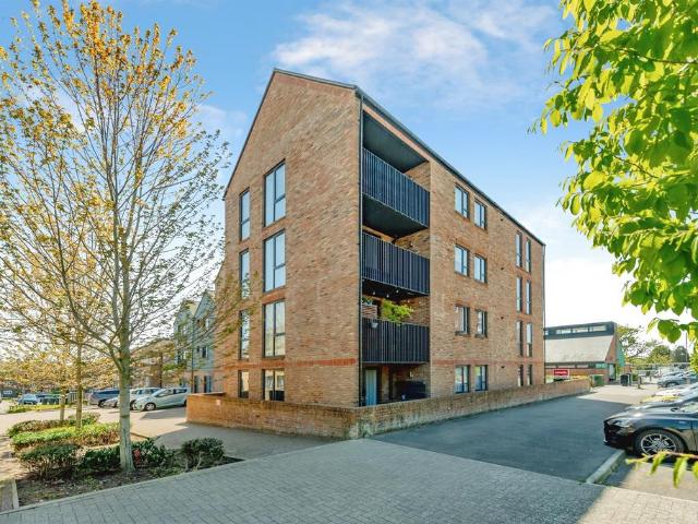 Flat for sale in Red Hill, Surrey