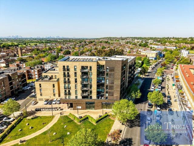 Flat for sale in Hainault, Greater London