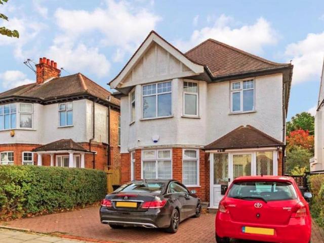 Flat for sale in Mill Hill, Greater London