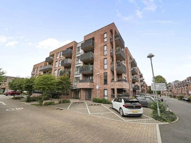 Flat for sale in London Borough of Hounslow, Cat Hill