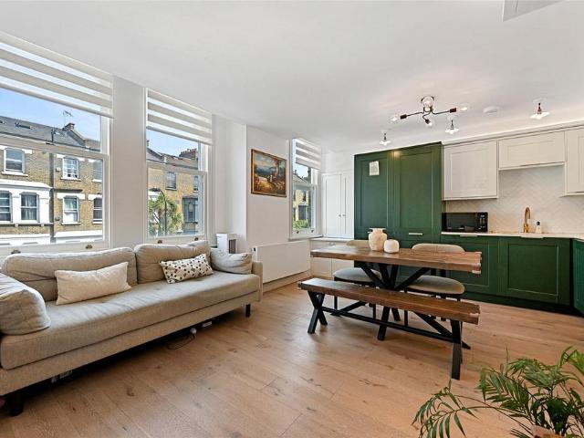 Flat for sale in Shepherd's Bush, Greater London