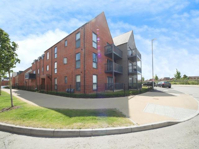 Flat for sale in Houghton Regis, Bedfordshire
