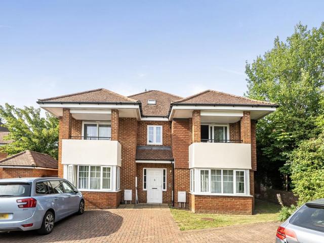 Flat for sale in Totteridge, Cressex