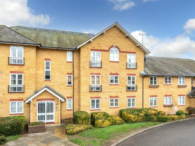Flat for sale in Ashlyns Estate, Pouchen End