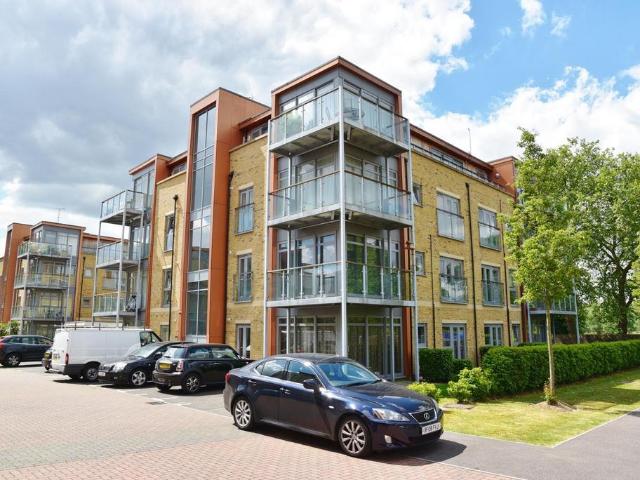 Flat for sale in Hampton Wick, Greater London