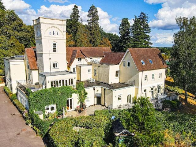 Flat for sale in Nutfield, Hillview