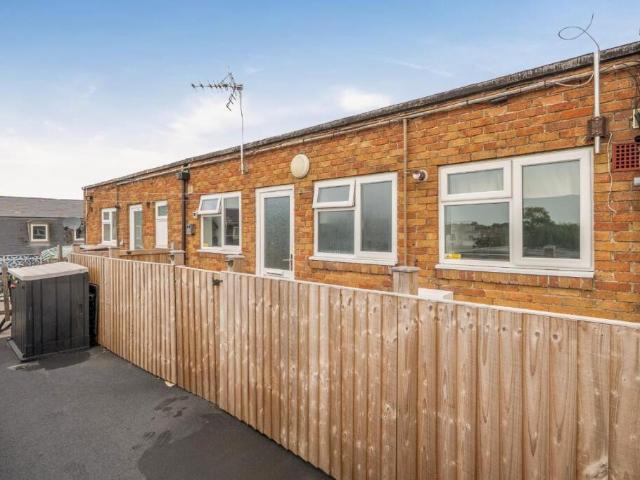 Flat for sale in Park Parade and Greywell Precinct Shopping Centre, Havant
