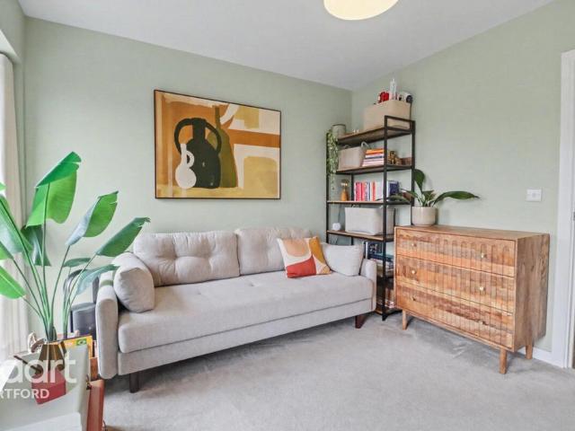 Flat for sale in Ebbsfleet Cross, Dartford