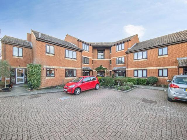Flat for sale in Sudbury, Chelmondiston
