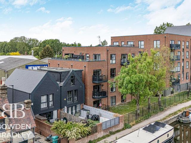 Flat for sale in Broxbourne, Hertfordshire