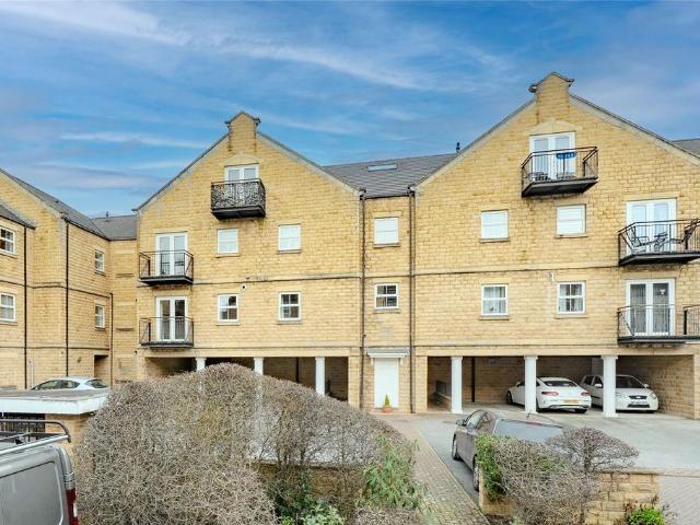 Flat for sale in Farsley, West Yorkshire