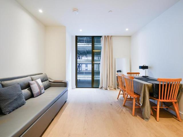 Flat for sale in Isle Of Dogs, Greater London