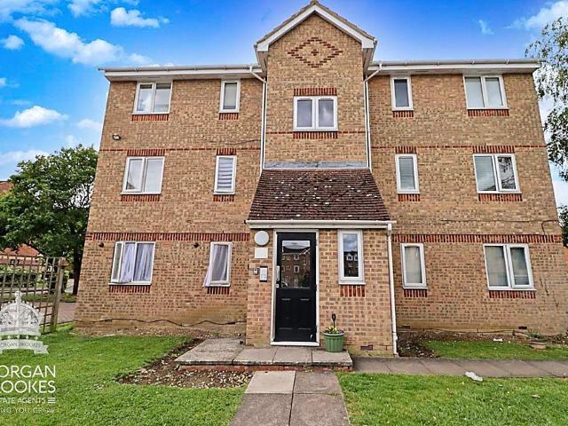 Flat for sale in Vange, Essex