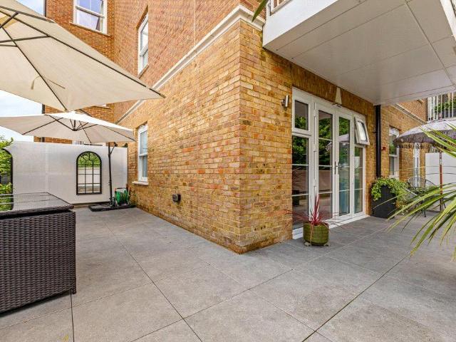 Flat for sale in Oxted, Hillview