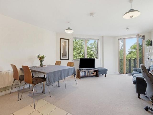 Flat for sale in Clapham Junction, Greater London