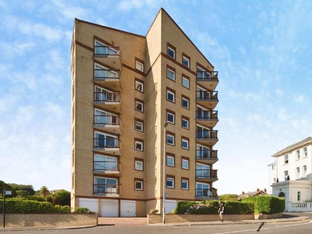 Flat for sale in Bohemia, Guestling Green