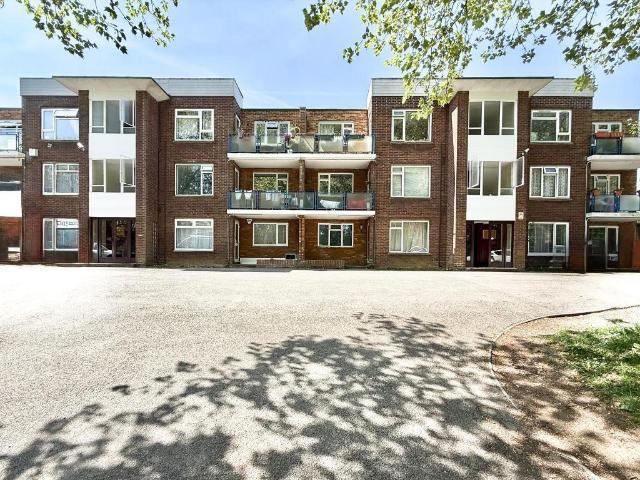Flat for sale in Spring Park, Luton