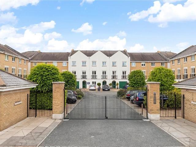 Flat for sale in Furzedown, Greater London