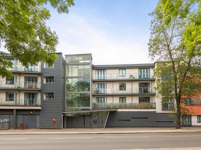 Flat for sale in Elmers End, Greater London