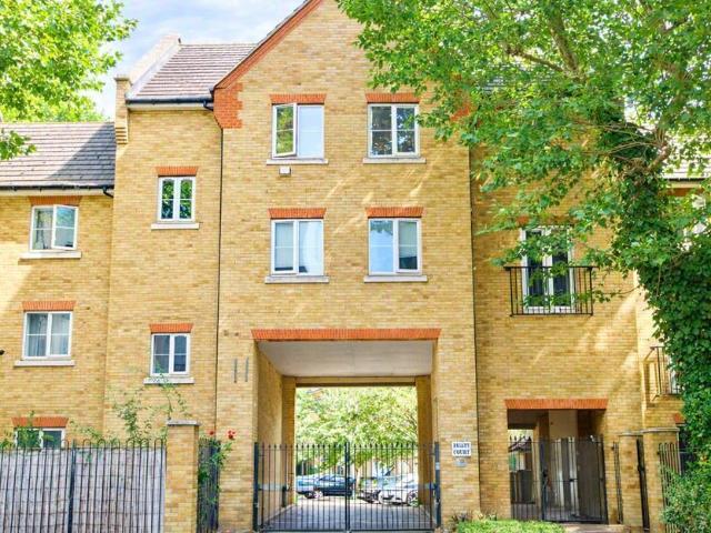 Flat for sale in Canning Town, Greater London