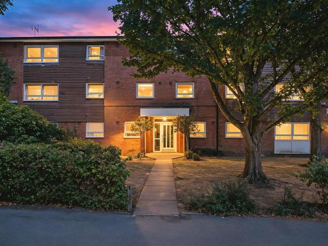 Flat for sale in Addlestone, Runnymede