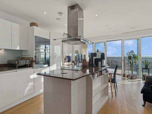 Flat for sale in Isle Of Dogs, Greater London