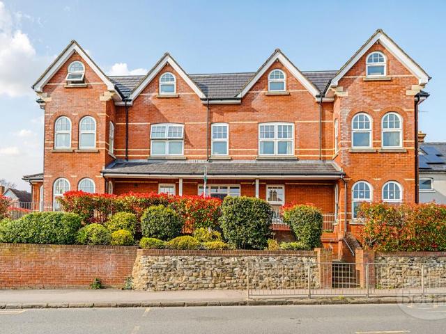 Flat for sale in Fole, Surrey