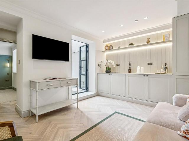 Flat for sale in Battersea, Greater London