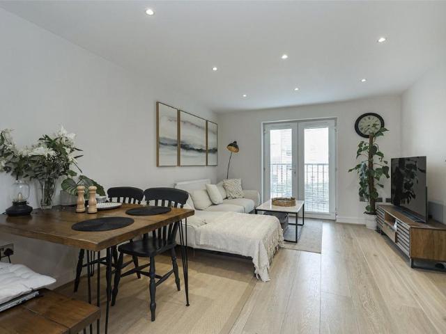 Flat for sale in Glyndon, Greater London