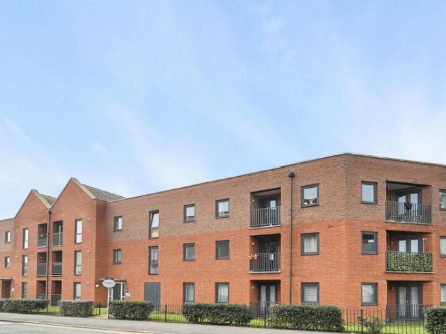 Flat for sale in Lane, Greater London