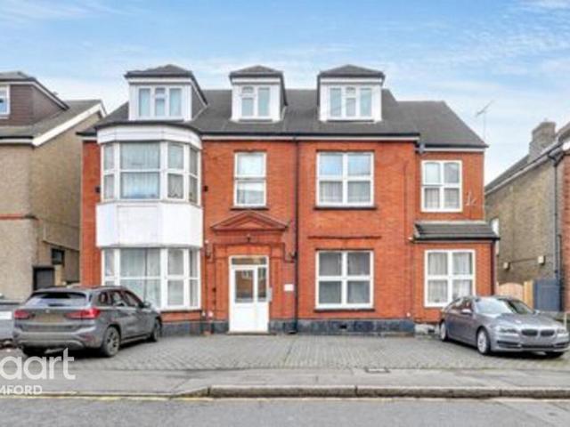 Flat for sale in Gidea Park, Greater London