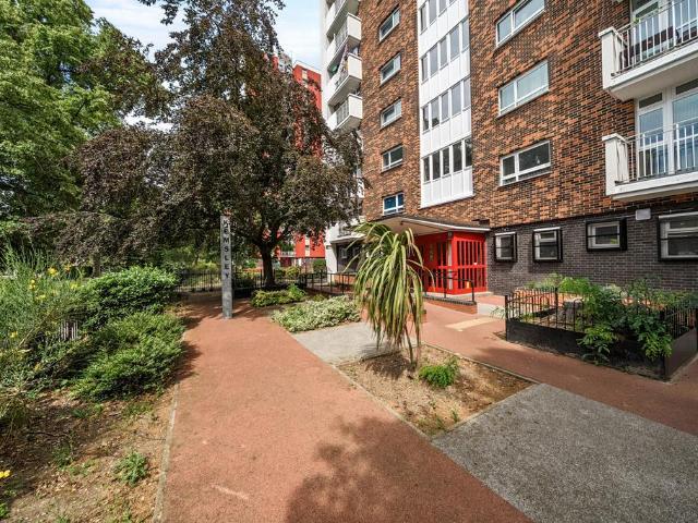 Flat for sale in London Borough of Lewisham, Ladywell