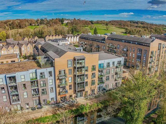 Flat for sale in Pouchen End, Hertfordshire