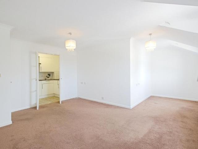 Flat for sale in Barnehurst, Greater London