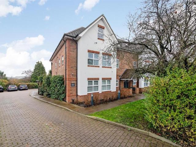 Flat for sale in London Borough of Croydon, Purley