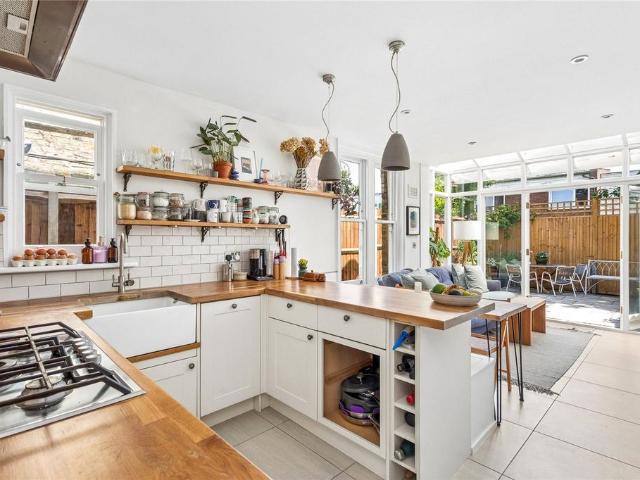 Flat for sale in London Borough of Lambeth, Greater London