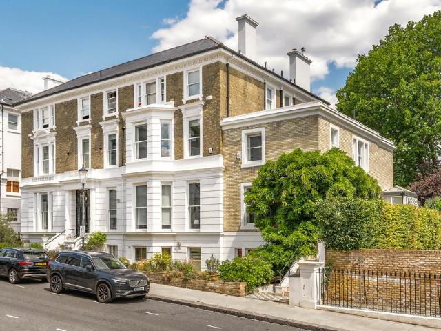 Flat for sale in Kensington, Greater London