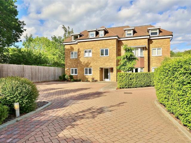 Flat for sale in Heol-las, Surrey