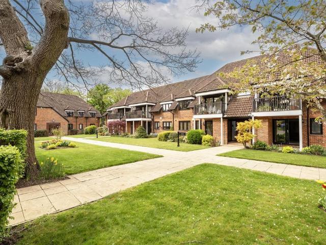 Flat for sale in St Albans, Five Acres