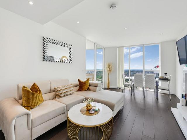 Flat for sale in Vauxhall, Greater London