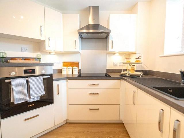 Flat for sale in Thatcham, West Berkshire