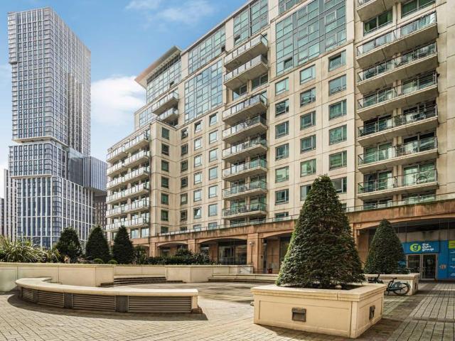 Flat for sale in Vauxhall, Greater London