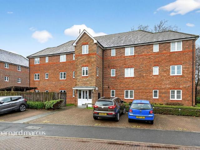 Flat for sale in Manor Park, Epsom