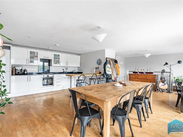 Flat for sale in Holloway, Greater London