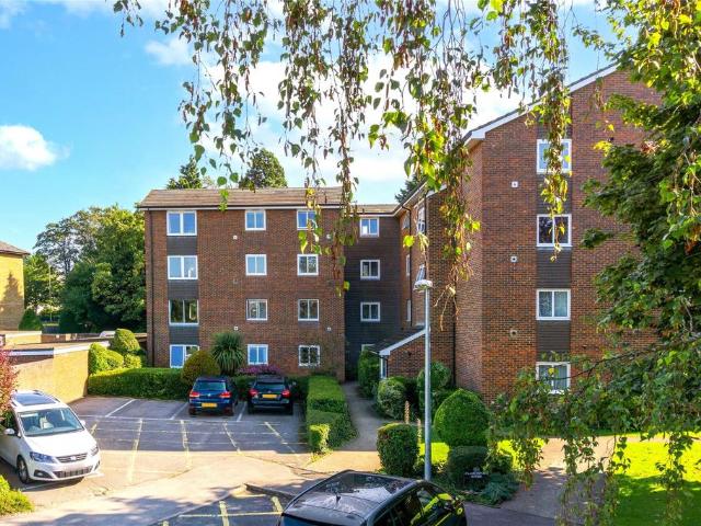 Flat for sale in Red Hill, Surrey