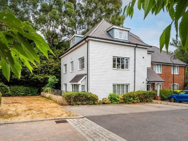 Flat for sale in Pachesham Park, Surrey