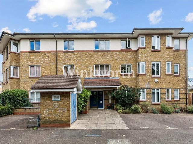Flat for sale in Brownswood Park, Stoke Newington
